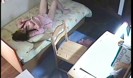 Une mère allemande aux gros seins toilett porno naturels séduit son demi-frère pour baiser